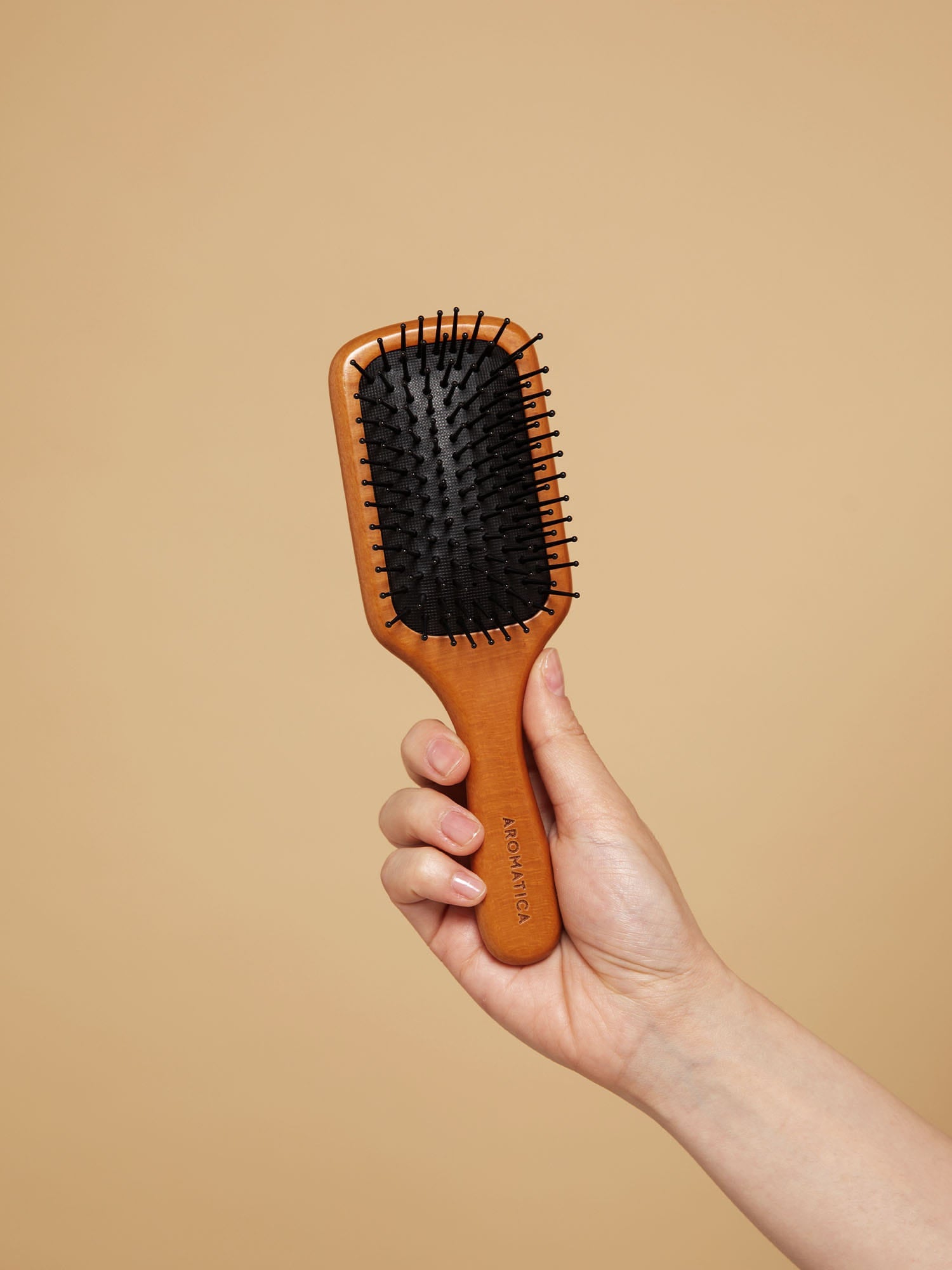 Furçë druri Aromatica Wooden Scalp Brush Medium nga BASSKO – stimulon qarkullimin, relakson skalpin dhe ndihmon në kujdesin e flokëve.