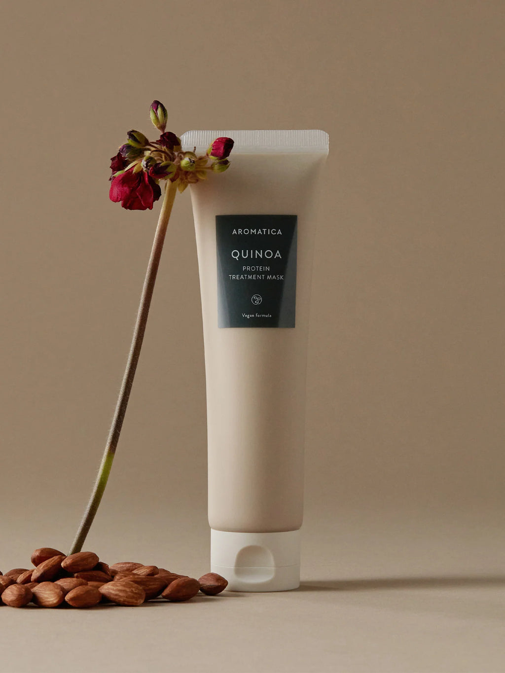 Maskë trajtuese Aromatica Quinoa Protein nga BASSKO – ushqen flokët, riparon dëmtimet dhe rrit elasticitetin e tyre.